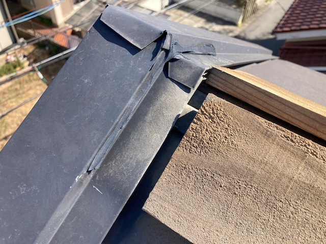 棟が取れてしまった屋根